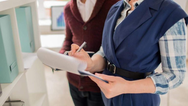 Yrkesinspektörer förklarar vilka handlingar egenföretagare måste visa upp om de får besök