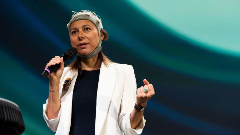 Denna entreprenör har skapat en stimuleringshjälm som behandlar depression eller Alzheimers och den är en framgång