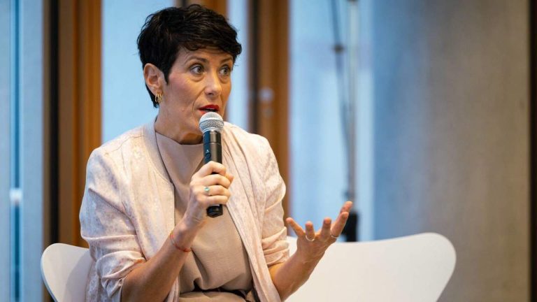 Socialförsäkringen fortsätter att begära uppgifter från egenföretagare innan regleringen av avgifter påbörjas