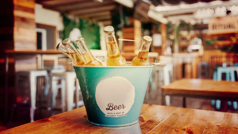 Regeringen kommer att förbjuda all märkning av alkoholhaltiga drycker – inklusive öl – på barer och restauranger