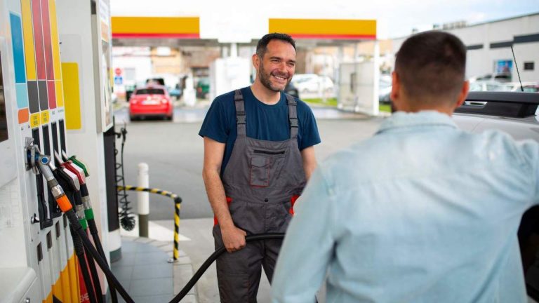 Bensinstationernas intäkter sjönk med 10 % förra året på grund av lägre bränslepriser
