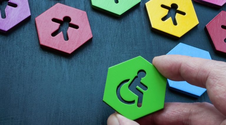 Diskriminerande anställningsproblem för irländska arbetssökande, visar enkäten
