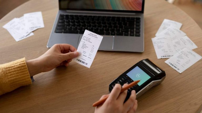 Egenföretagare kommer att behöva ändra sina faktureringsprogram om den nya lagen godkänns denna månad