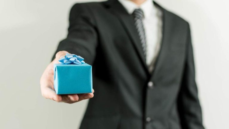 Nytt staket på reklam i barer: märken kommer inte att kunna dra av moms på presentstolar