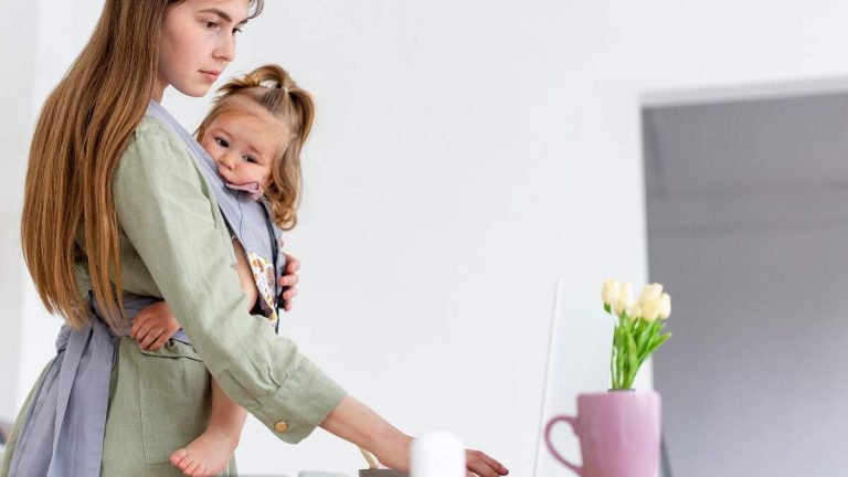 Vissa egenföretagare kan ha rätt till dubbel mamma- eller pappaledighet.