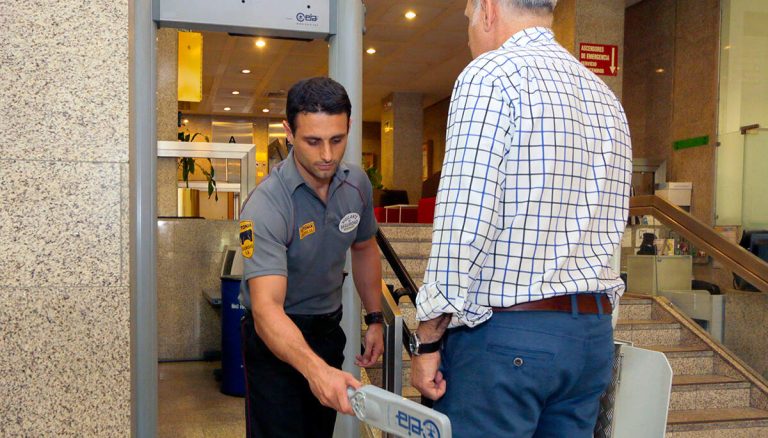 De egenföretagare som arbetar på förvaltningen drunknade eftersom deras kontrakt inte uppdateras