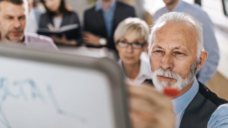 54 % av företagen försöker attrahera personer över 60 år: tips för att uppnå detta