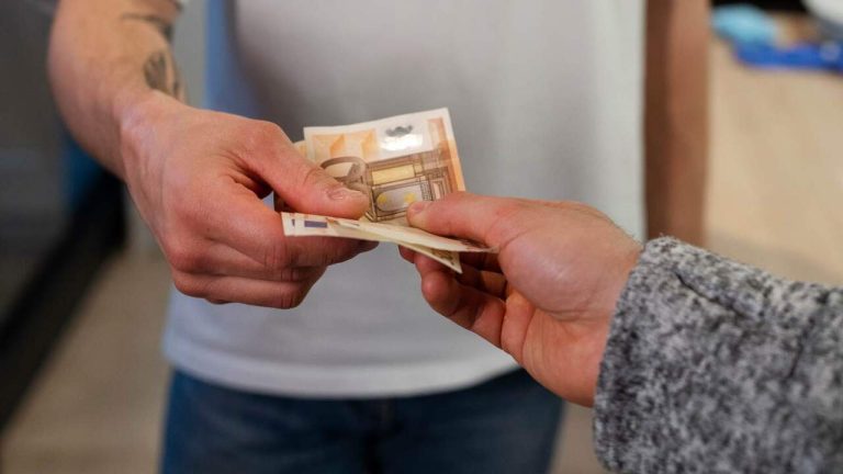 75 % av konsumenterna fortsätter att använda kontanter för att göra sina veckoinköp