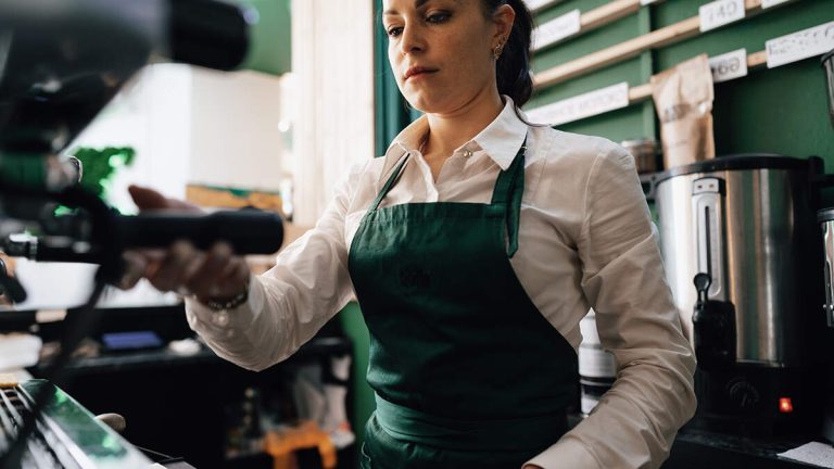 Egenföretagare på barer och restauranger har redan 12 % högre arbetskostnader på grund av personalbrist