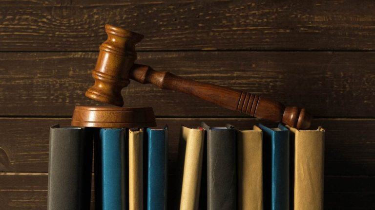 Justitie upphäver tilläggsavgiften som statskassan tillämpade på ett företag för försenad korrigering av sina skatter