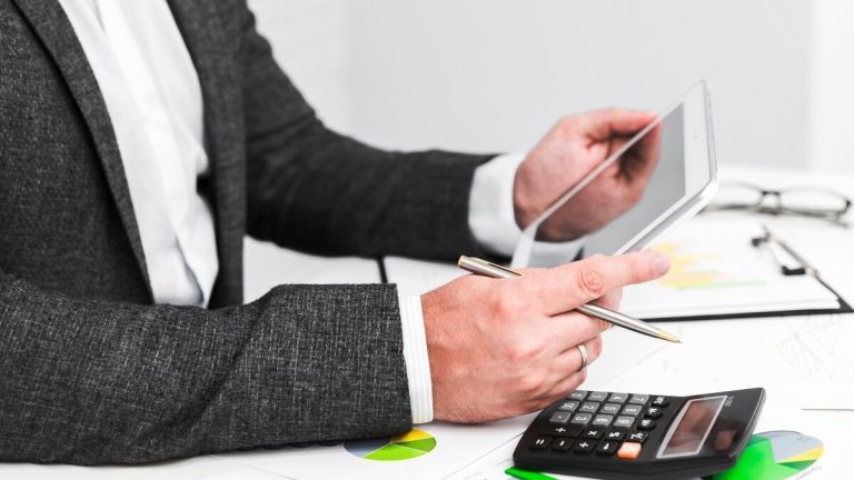 Kalkylator för självarbetslösa för att veta hur mycket de ska betala för sina anställda med SMI