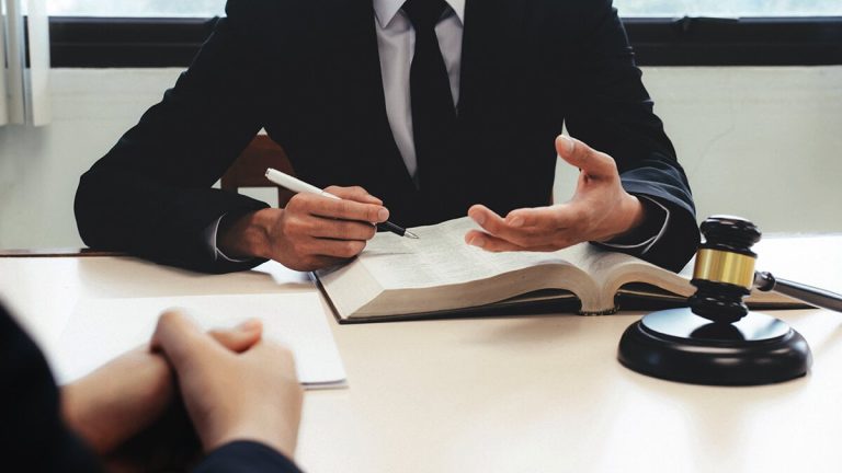 Små och medelstora företag måste betala ytterligare ersättning när de är försenade för att betala löner