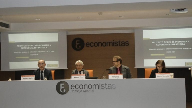 Ekonomer förutspår att ekonomin kommer att växa men det kommer att bli problem som kommer att påverka affärer