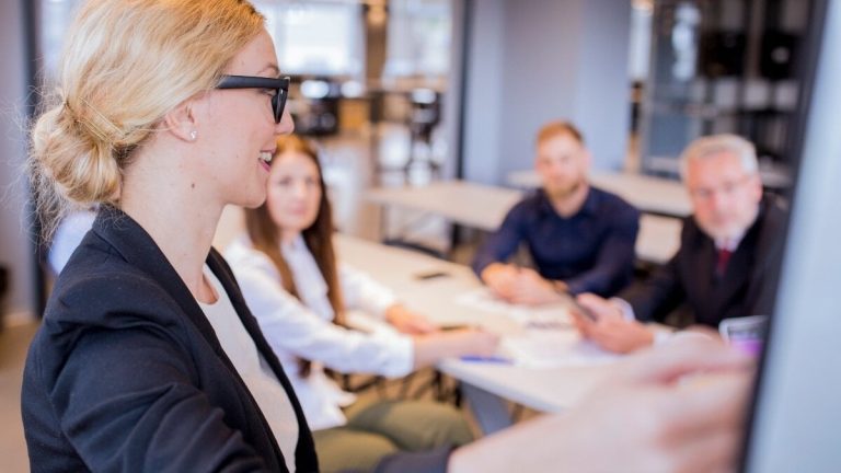 Madrid -små och medelstora företag kommer att få hjälp om de anställer och mentorerar unga eller arbetslösa