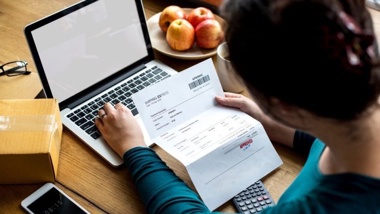 Nästan 70% av självarbetslösa och hälften av mikropymerna fortsätter att fakturera för hand