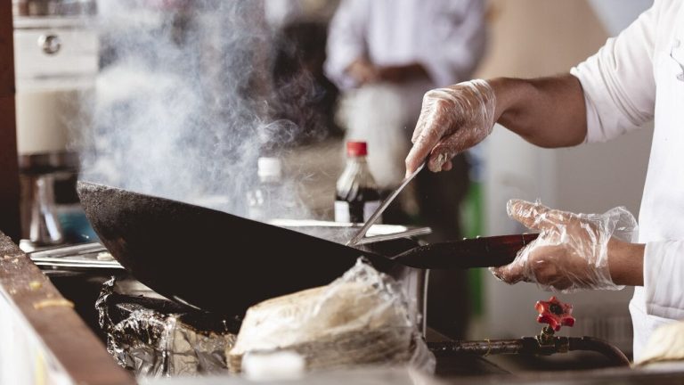 Nästan 90% av gästfrihetsföretagen har varit tvungna att minska tjänsten på grund av brist på personal