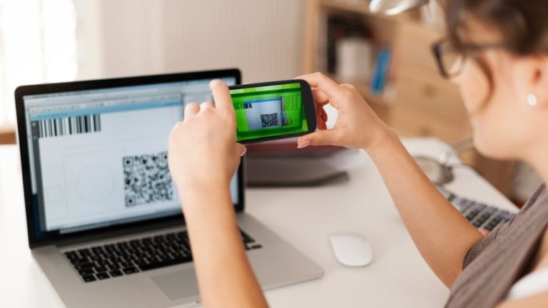 Således måste den självarbetslösa koden innehålla en QR -kod i var och en av deras fakturor från 2026