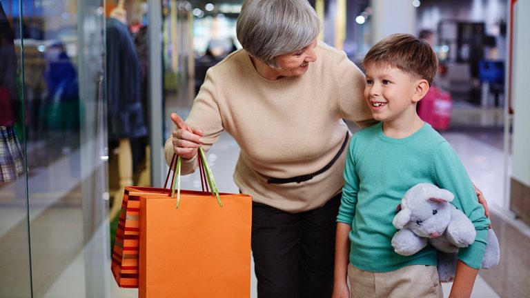 Således spenderar de dem över 55: turism, hälsa och preferens för fysiska butiker