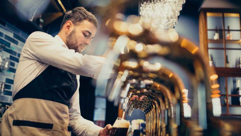 Det högsta förpliktar tusentals små och medelstora företag att höja lönerna även om deras kollektiva avtal har löpt ut