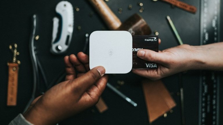 Ett av tre företag tvingas höja priserna för att stödja kostnader