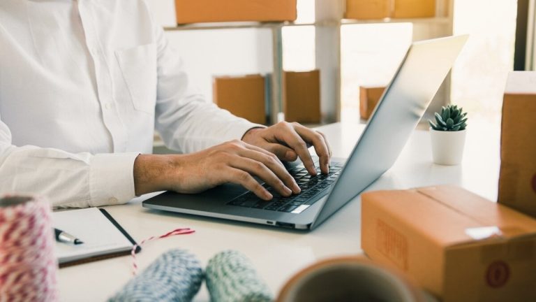 Ekonomi kommer att skicka meddelanden att hyra till självarbetslösa som tillhandahåller tjänster och säljer online