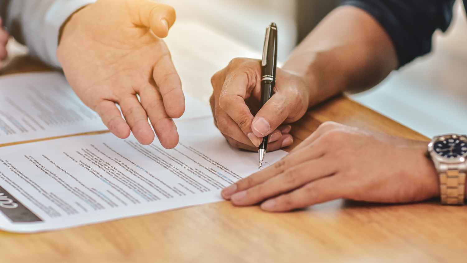 Domstolarna kräver nu att de självföretagare kompenserar för den anställda som har lämnat verksamheten utan varning