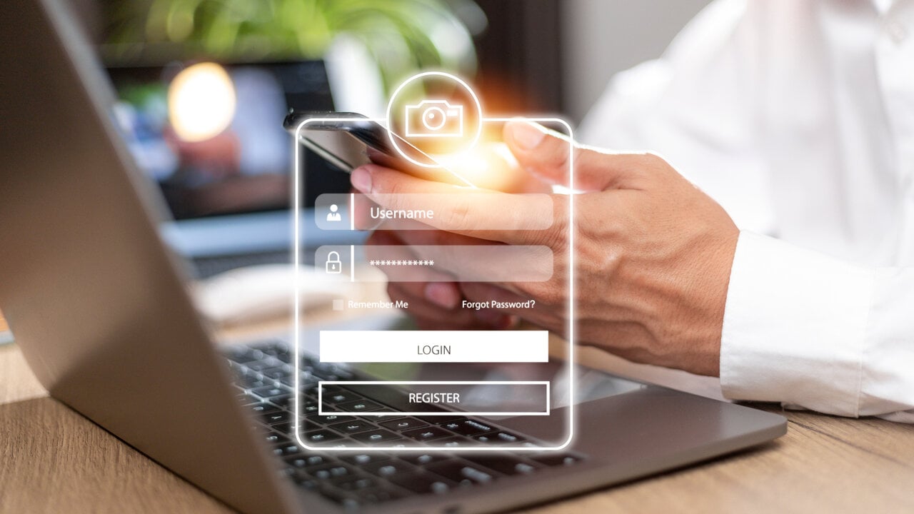 Den elektroniska posten är ett år och det självarbetslösa bearbetar redan 8 miljoner dokument genom den