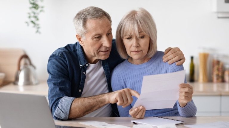 Finansvaror om återhämtningen av de obetalda fakturorna som lidit av det självföretag som helst