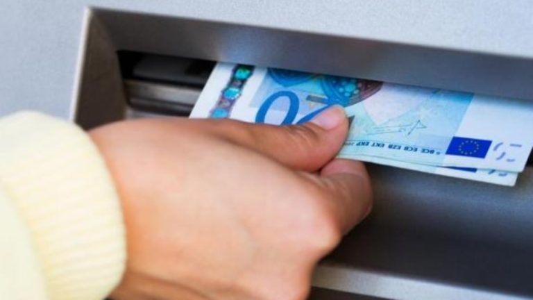 Bankerna är skyldiga att återlämna pengar till självarbetslösa om de har varit offer för bedrägeri