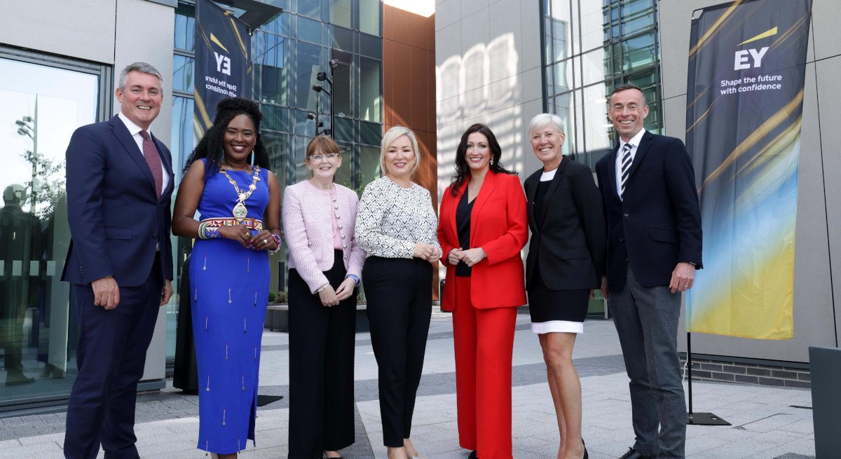 EY Rekrytera för 80 roller mitt i öppningen av Derry Office