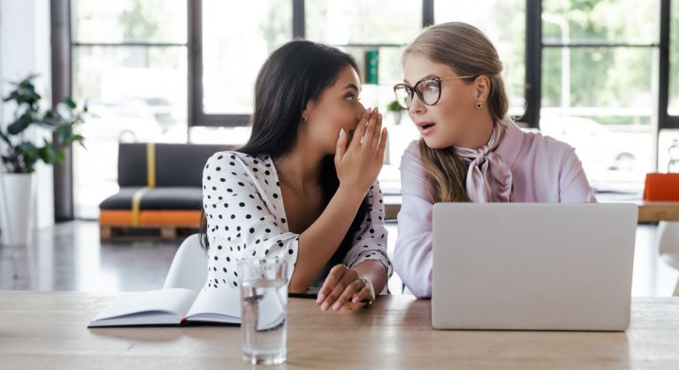 Hur man diskuterar lön med dina kollegor