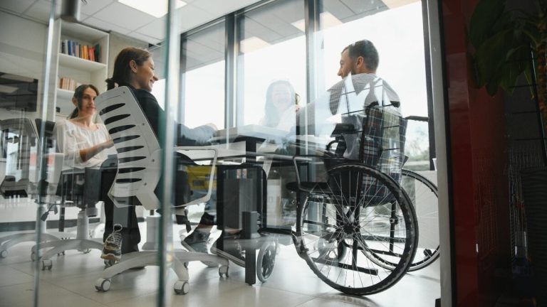 Lagen flexibiliserar kraven för självföretag för att flytta anställda med permanent funktionshinder