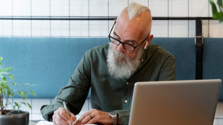Vilka fördelar har självföretag som försenar deras pension 2025