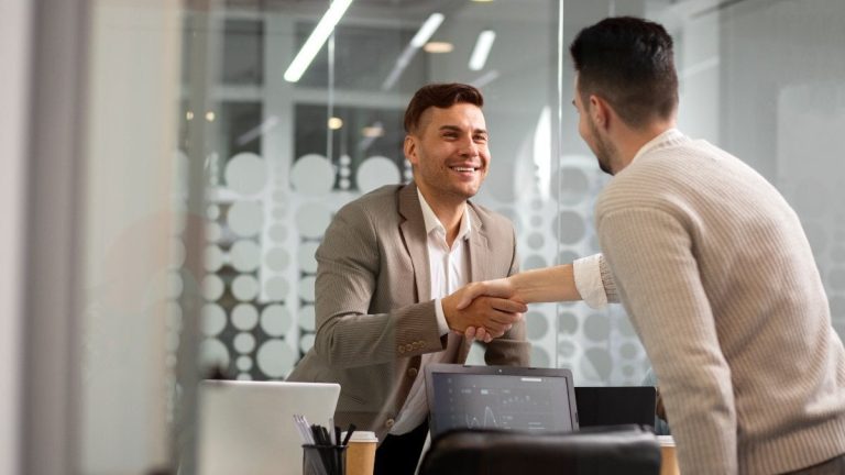 Om en anställd ber att gå med efter en ledighet, måste det autonoma integrera den igen eller ja?