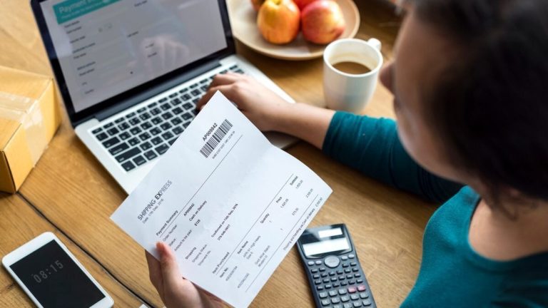 Vad ska jag självt arbetslösa göra om de förlorar någon faktura och vill dra av den i hyran?