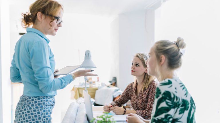 Bristen på personalstyrkor små och medelstora företag för att uppfinna sitt jobbbjudande med mer sociala fördelar