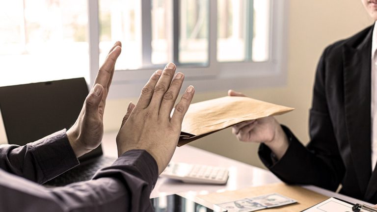 Självarbetslösa måste investera mer tid och pengar vid avskedande av en arbetare