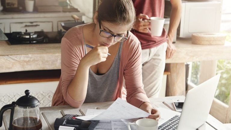 Självarbetslösa som inte presenterar hyran i tid kan betala avgifter och böter