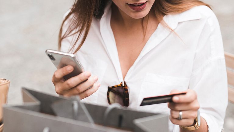 Bedrägeri i sociala nätverk: Påverkar ett av fem inköpsförsök och skadar juridiska företag