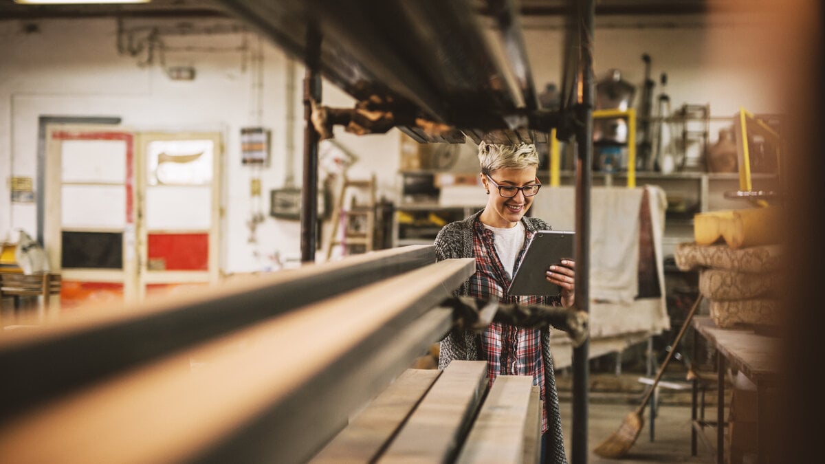 Små företag kliver på den tekniska acceleratorn, trots bromsen på byråkrati
