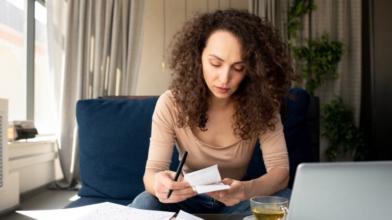 Alla självarbetslösa betalningar kommer att övervakas varje månad av statskassan även om de inte når 3 000 euro