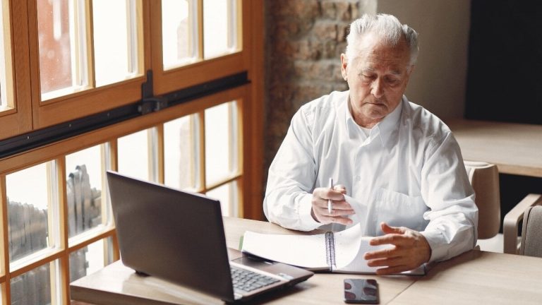 Hur mycket kommer den självarbetslösa pensionen att debiteras i sommar?