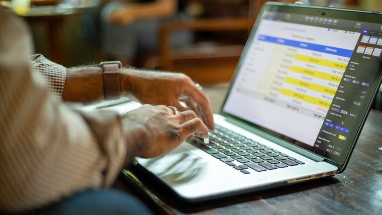 Offentligt hacienda det ansvariga uttalandet att självföretagare behöver legalisera sitt faktureringsprogram