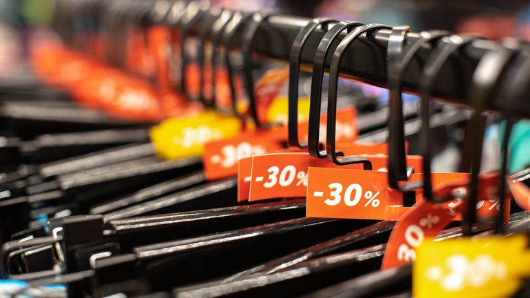 Böter för butiker som publicerar försäljning ”medan du utvidgar aktierna”