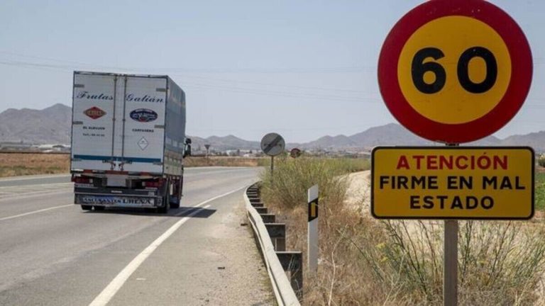 Den lilla transporten klagar för att betala mer skatter och cirkulera på de värsta vägarna på decennier