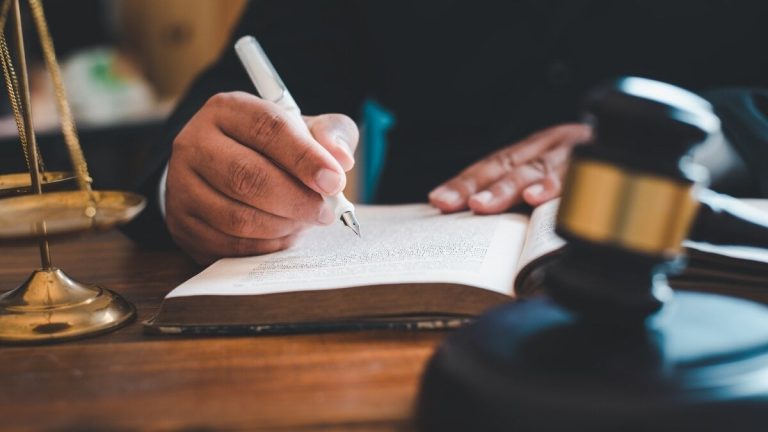 Högsta kunde ladda upp ersättning för felaktig uppsägning till företaget