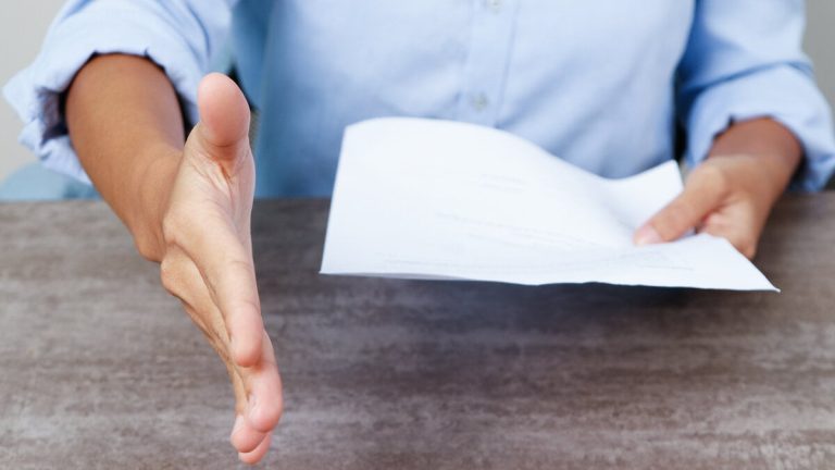 När är det bättre för det autonoma att acceptera, komma överens eller resorts sanktioner från statskassan?