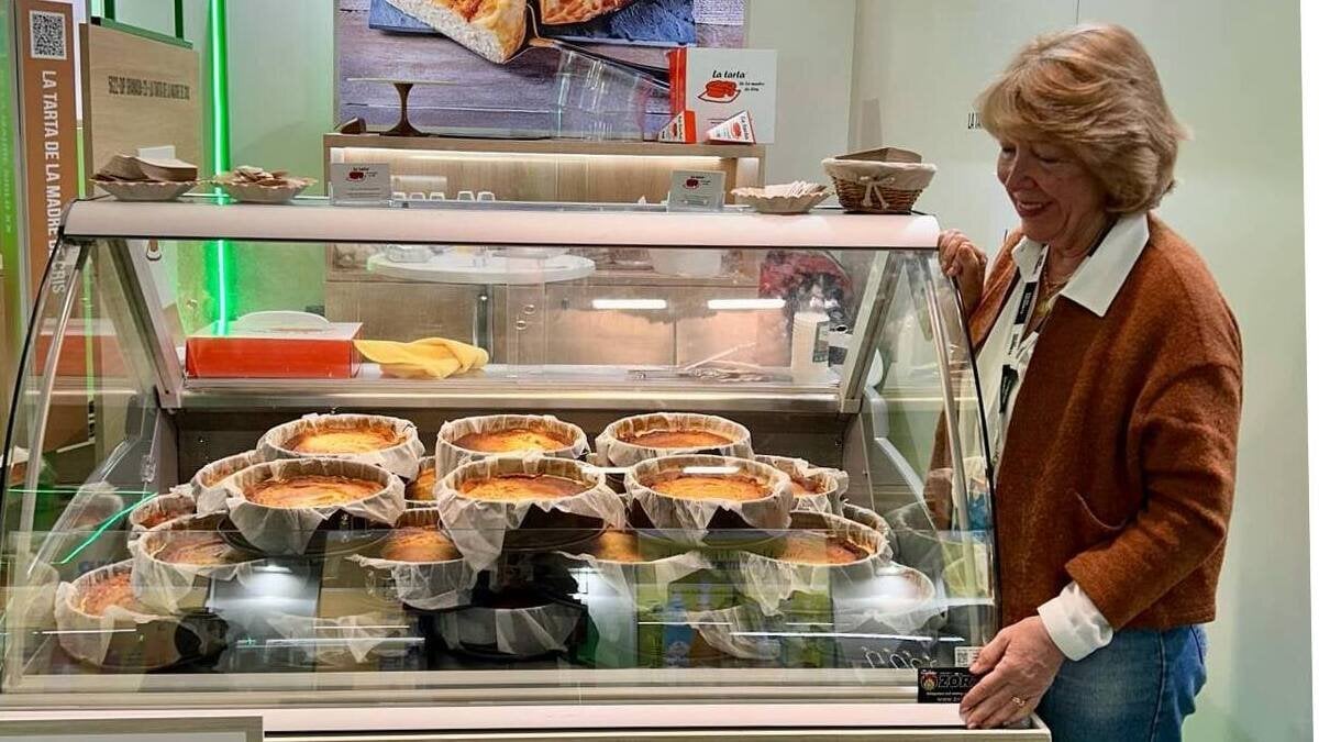 En pensionär triumfer med ett företag baserat på garaget och med bara receptet för sin ostkaka