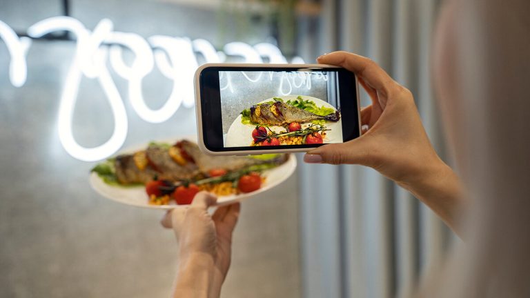 Självarbetslösa måste identifiera samarbeten från betalda påverkare