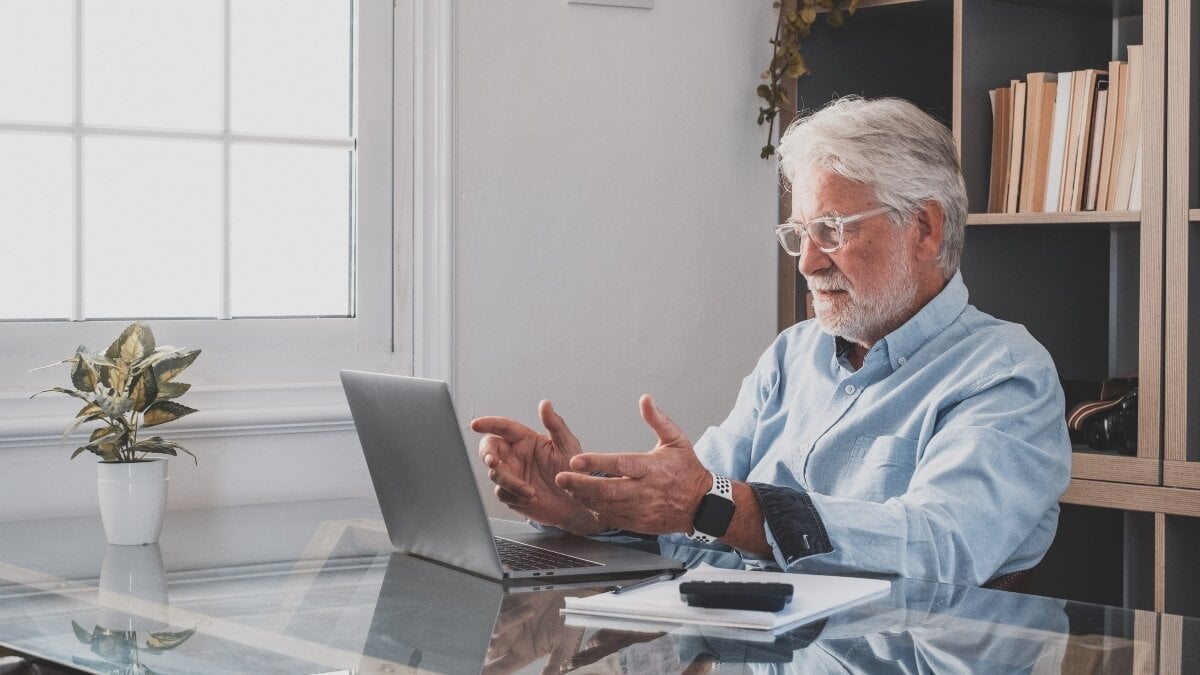 Social trygghet vill att den autonoma redan går i pension för att återvända till sin verksamhet